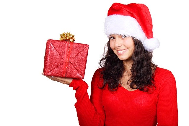 žena s vánočním dárkem v ruce