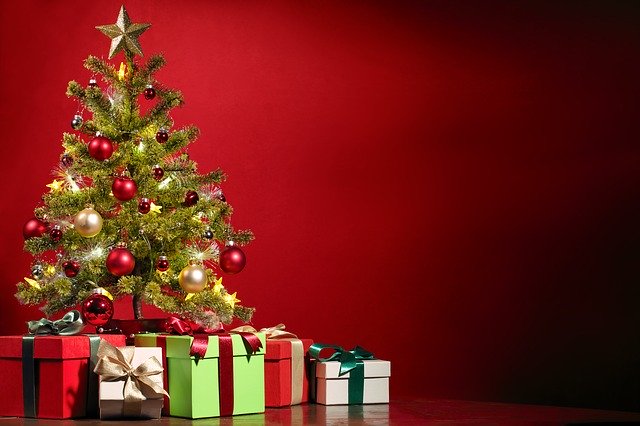 vánoční dárky pod stromkem