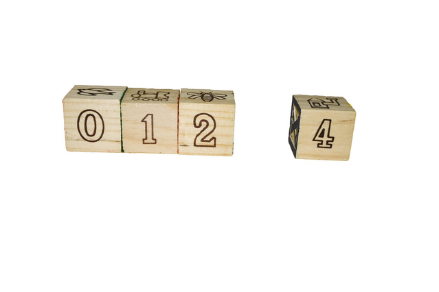 dřevěné kostky s čísly a symboly